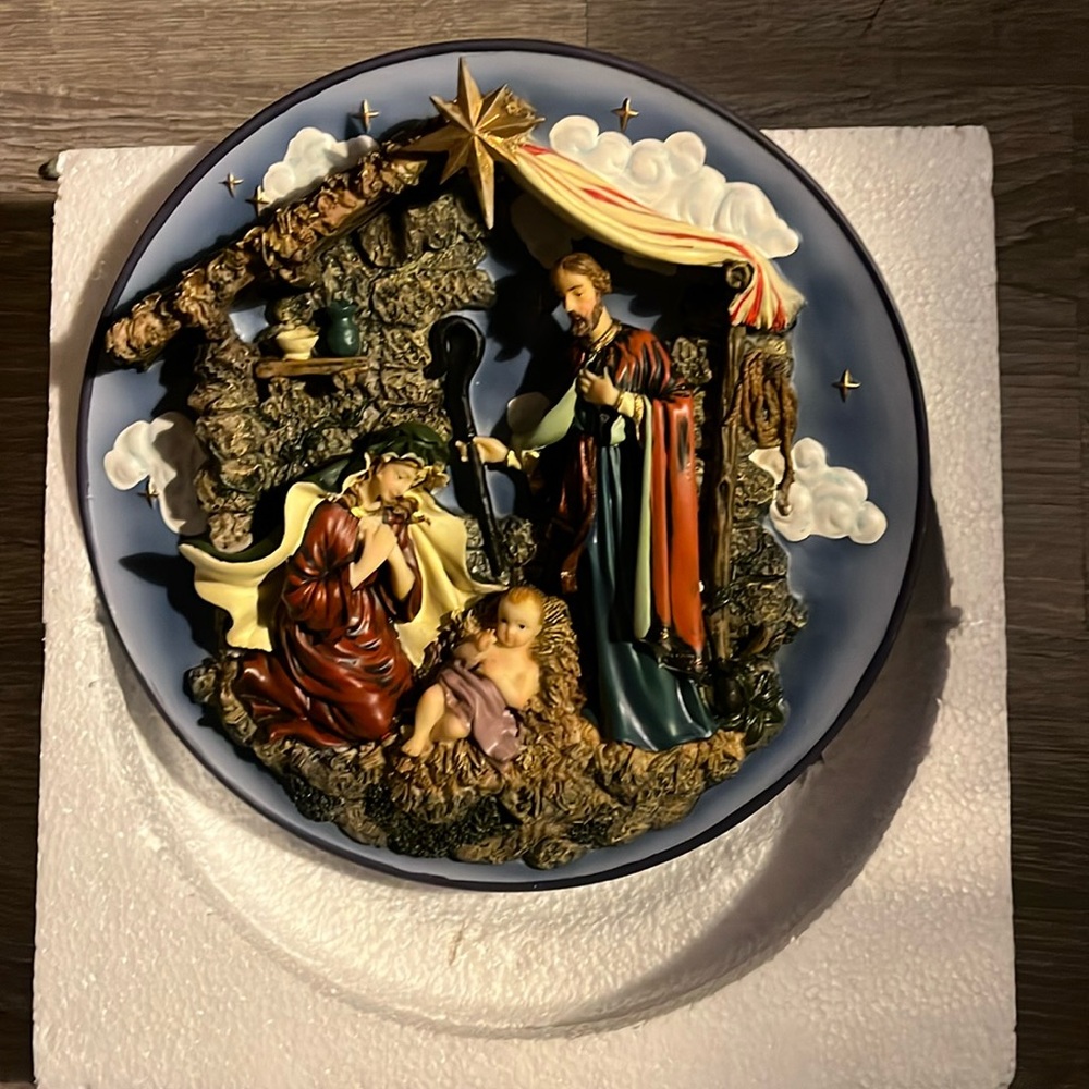 Christmas Around The World Nativity plate with easel.